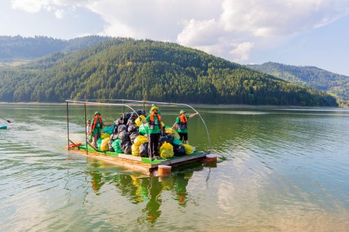 Acțiune de ecologizare a lacului Bicaz