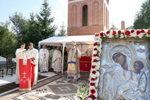 Mănăstirea „Nașterea Maicii Domnului” de pe muntele Mogoș și-a prăznuit hramul