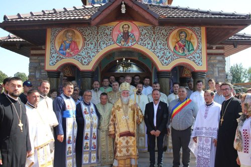 Sfințirea Bisericii „Sfântul Ierarh Vasile cel Mare” din Cârbești, județul Gorj