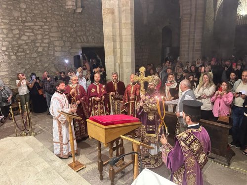 Românii din Spania s-au închinat la un fragment din Sfânta Cruce