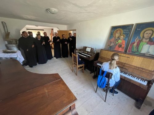 Diortosirea recitativului liturgic discutată de preoții de pe Valea Teleajenului