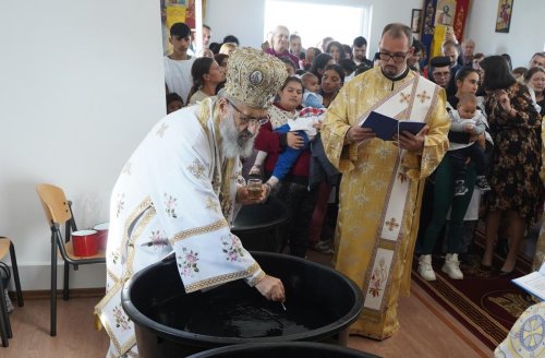 60 de persoane botezate de Arhiepiscopul Alba Iuliei în localitatea Tonciu