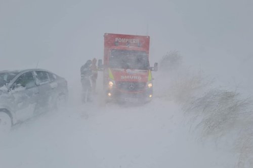 Sute de localități afectate de viscol și ninsori