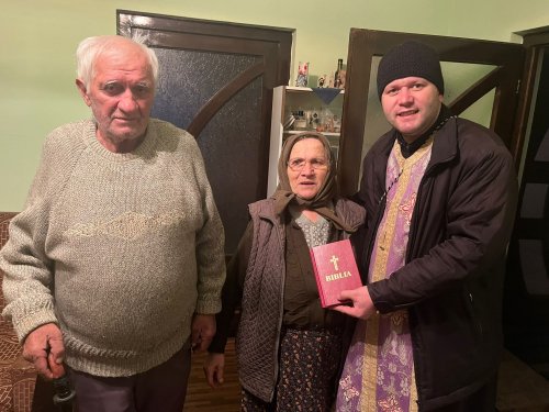 150 de exemplare ale Sfintei Scripturi oferite vârstnicilor din Râpa de Jos, Mureş