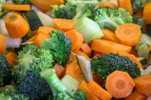 Cel puțin cinci porții de legume și fructe variate pentru o dietă sănătoasă 