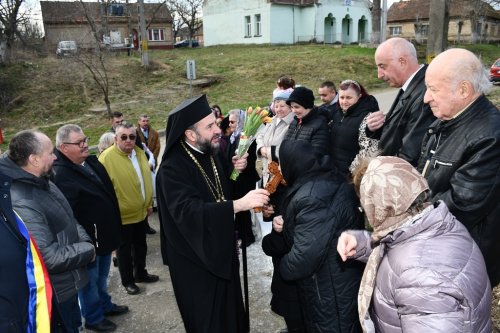 Vizită arhierească într-o comunitate din Caraș-Severin