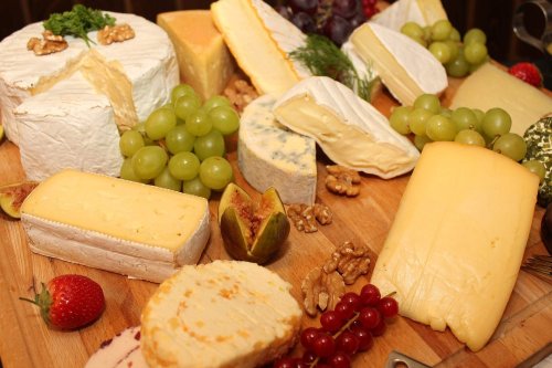 Brânzeturile, gustoase, dar bogate în grăsimi saturate periculoase pentru sănătate