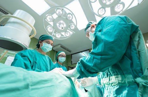 Premieră în România: operație pe creier prin pleoapă