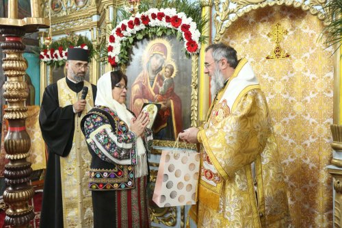Țesătură tradițională oferită Arhiepiscopului Buzăului și Vrancei 