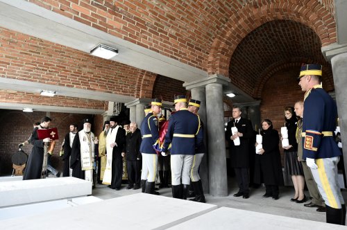 Ceremonie funerară la Curtea de Argeș