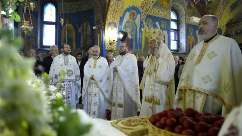 Liturghie arhierească la Biserica „Adormirea Maicii Domnului” din Brașov