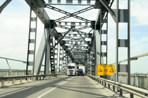 Circulație pe o bandă pe podul de la Ruse