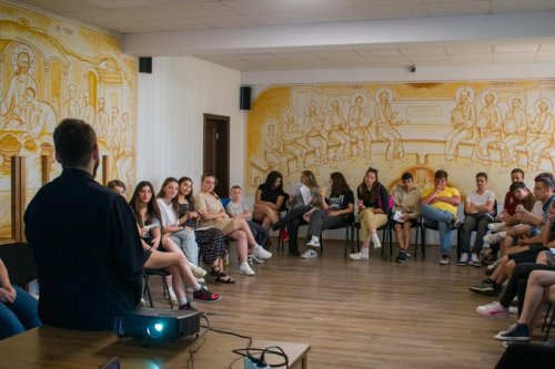 Sesiune de formare pentru tinerii voluntari ai Asociației Patmos din Onești