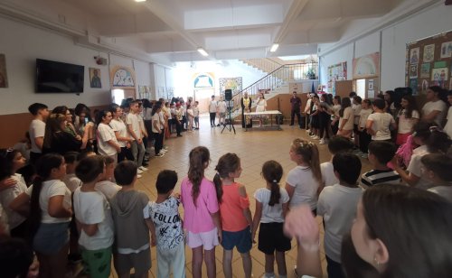 Expoziție dedicată unor sfinți tămăduitori la o școală gimnazială din Capitală