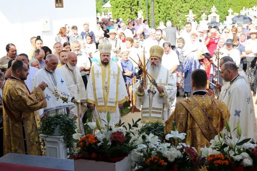 Biserica „Buna Vestire” din Piatra Neamț, resfințită de doi ierarhi