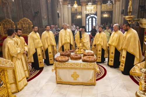 Continuă slujbele închinate evenimentului aniversar al Catedralei Patriarhale