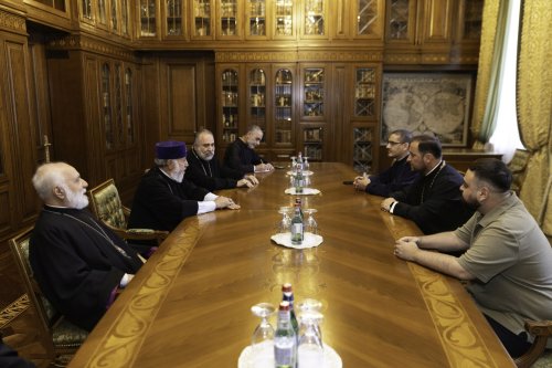 Vizită a unei delegaţii a Patriarhiei Române la refugiaţii din Armenia