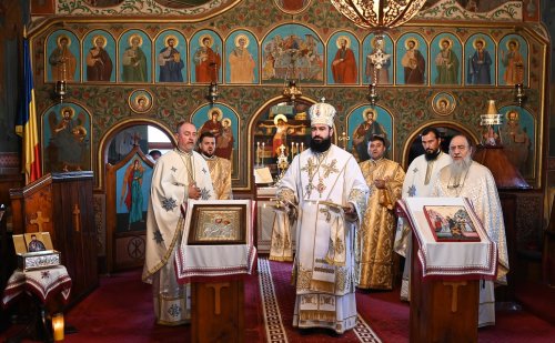 Liturghie arhierească în Parohia Cristur, Hunedoara