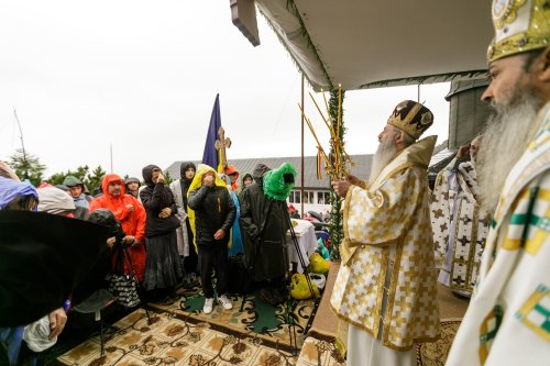 Sute de credincioși uniţi în rugăciune pe Muntele Ceahlău