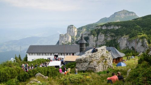 Luna august, înmiresmată de sfințenie moldavă