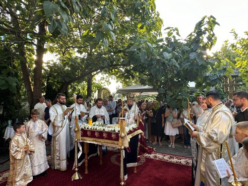 Cântare de preamărire adusă Maicii Domnului la Paraclisul Catedralei Naţionale