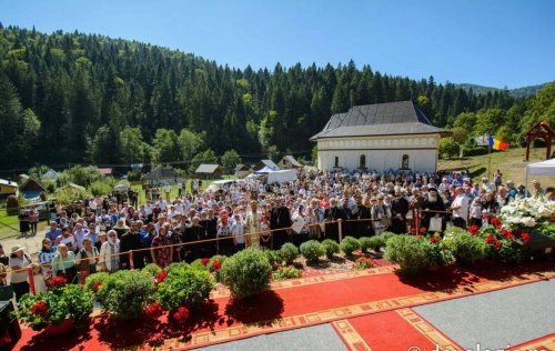 Veșmântul sfințeniei pentru o salbă de biserici din Moldova