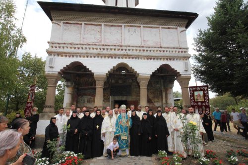 Zi de praznic la mănăstirea gorjeană Cămărășeasca