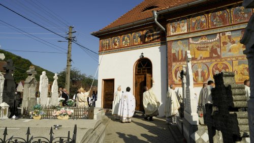 Pictura exterioară a bisericii din Tilișca, Sibiu, a fost sfințită