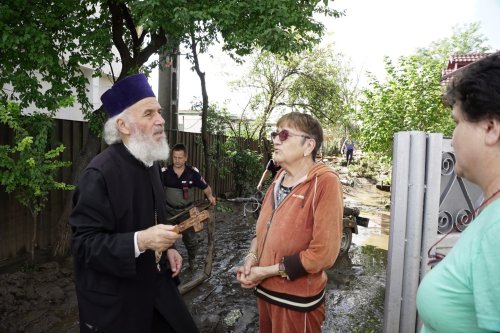 Arhiepiscopul Dunării de Jos în mijlocul sinistraților gălățeni