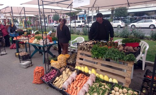 Tot mai puțini producători își aduc marfa la piață