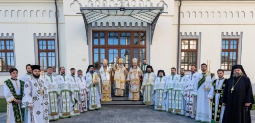 Trei ierarhi în slujire la Catedrala Arhiepiscopală din Roman