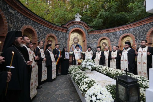 Parastas pentru Arhiepiscopul Justinian Chira la Rohia