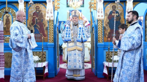 Liturghie arhierească la hramul bisericii din Vad, judeţul Braşov