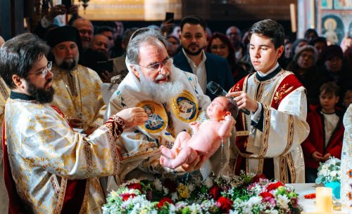 Liturghie baptismală la Roman