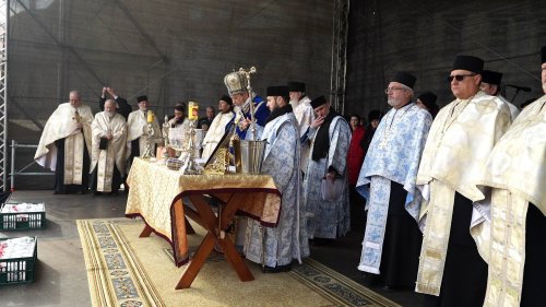 Credincioşii din Sibiu au primit agheasma de Bobotează în Piaţa Mare