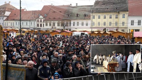 Credincioşii din Sibiu au primit agheasma de Bobotează în Piaţa Mare