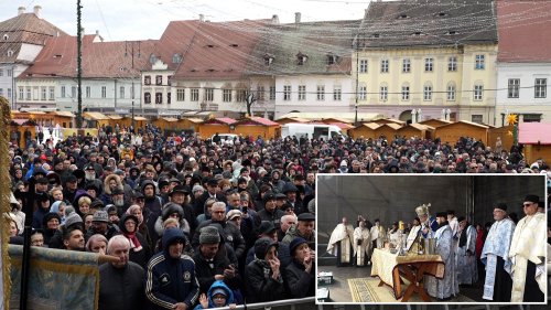 Credincioşii din Sibiu au primit agheasma de Bobotează în Piaţa Mare