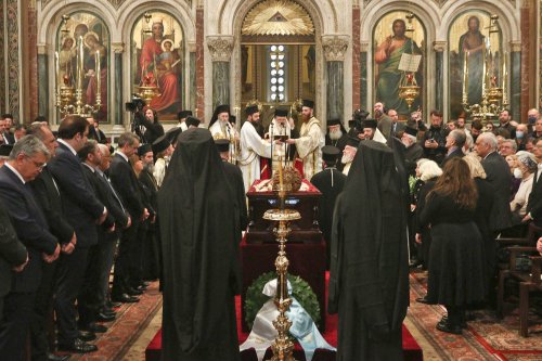 Rugăciuni la catafalcul Arhiepiscopului Anastasie al Albaniei