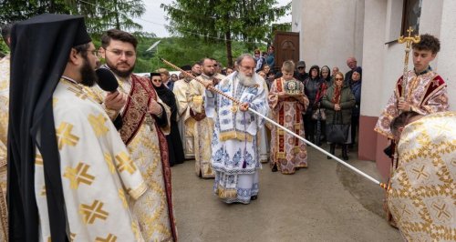 Biserica din Podiș a îmbrăcat veșmântul reînnoirii