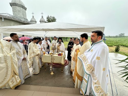 Sfințire de capelă mortuară la o parohie din Prahova