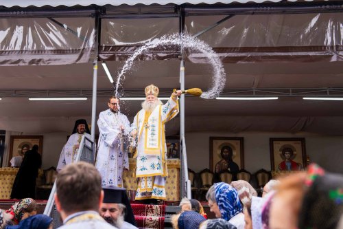 Sărbătoare luminoasă la Mănăstirea „Sfântul Ioan cel Nou de la Suceava”