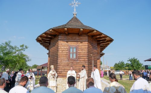 Sfinţirea bisericii de la Schitul Zimbru din nordul judeţului Galaţi