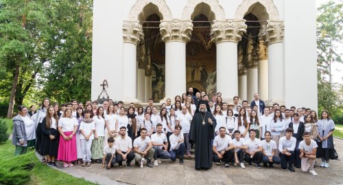 Peste 100 de pelerini au pornit pe jos spre Ceahlău și Sihla, pe urmele sfinților nemțeni