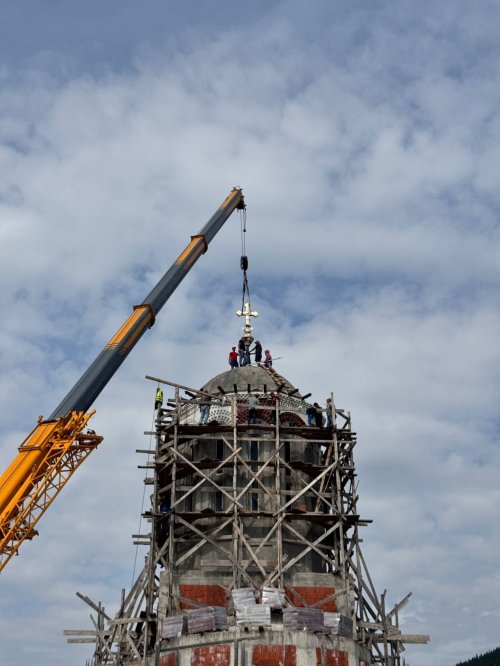 Crucea - semnul biruinței lui Hristos, așezată pe biserica Schitului Vârtop, Bihor