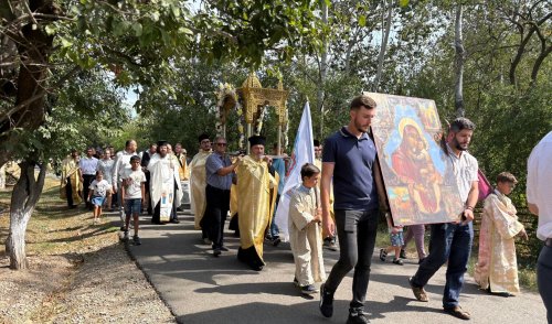 Binecuvântarea sfinților la hramul unei parohii ilfovene