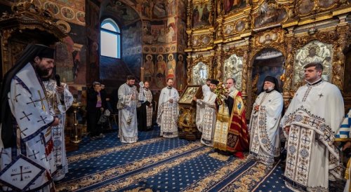 Slujbă arhierească la Catedrala Arhiepiscopală din Roman