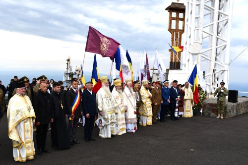 Douăzeci de ani de rugăciune și nevoință la crucea-monument de pe Muntele Mic