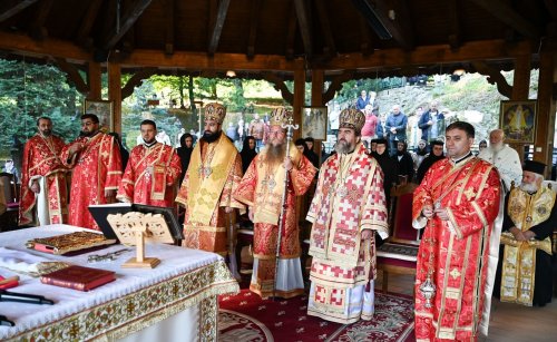 Trei arhierei au liturghisit la hramul Mănăstirii Prislop, judeţul Hunedoara