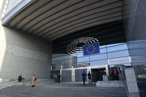 Două moţiuni de cenzură împotriva preşedintei CE