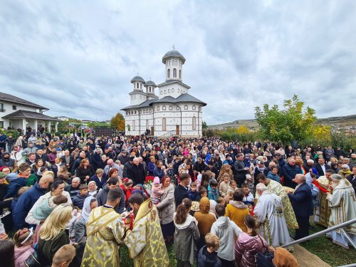Biserica „Sfinții Apostoli Petru și Pavel” din Valea Chintăului, sfințită de trei ierarhi